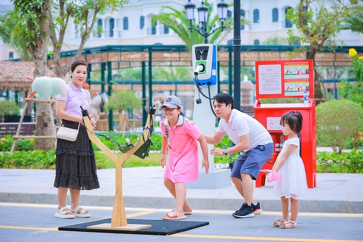 Vừa bàn giao nhà, Vinhomes Ocean Park 2 - The Empire đã rộn ràng lễ hội - 1
