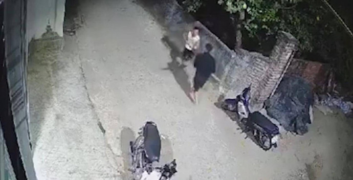 Bị nhắc nhở vì tiểu bậy, nam thanh niên rút dao đâm chủ nhà - 1