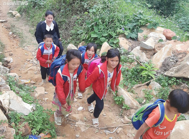 Cô giáo người Tày 'gùi' máy tính, mang công nghệ tới điểm trường vùng cao - 3
