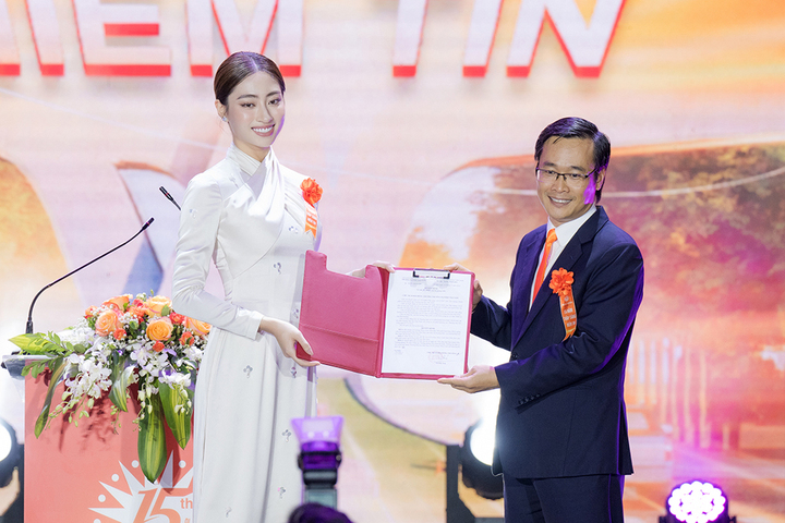 Hoa hậu Lương Thùy Linh nhận quyết định làm trợ giảng - 2