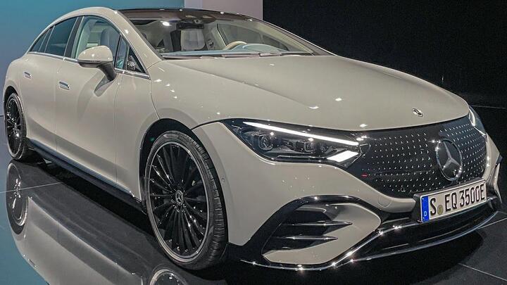 Mercedes hạ giá sâu loạt xe điện tại Trung Quốc - 1