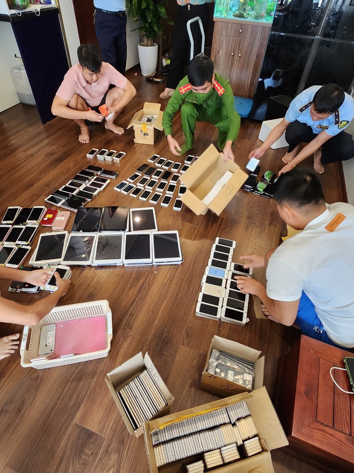 Mua 400 điện thoại iPhone qua mạng ở Trung Quốc về Việt Nam tiêu thụ - 1