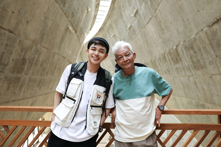 Jun Phạm cùng bố 'đi khắp thế gian' trong MV đầy hoài niệm - 2