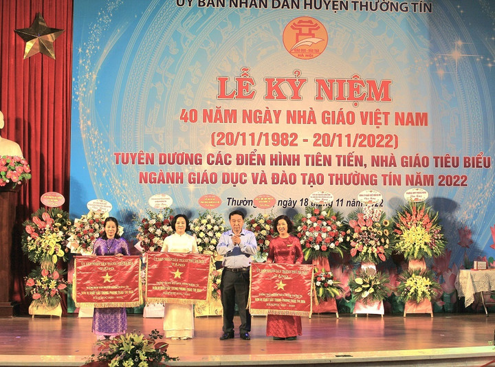 Hà Nội: Trường THCS Nguyễn Trãi A, Thường Tín nhận cờ thi đua UBND thành phố - 1