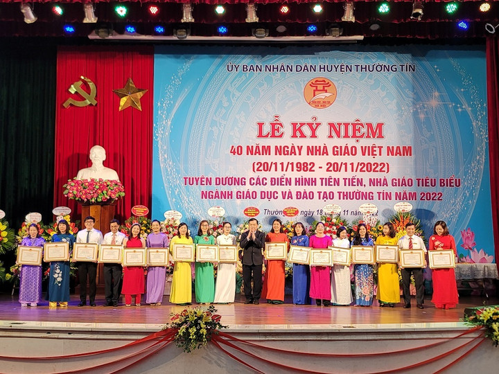 Hà Nội: Trường THCS Nguyễn Trãi A, Thường Tín nhận cờ thi đua UBND thành phố - 2