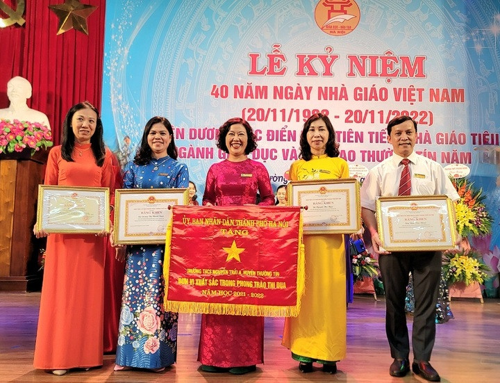 Hà Nội: Trường THCS Nguyễn Trãi A, Thường Tín nhận cờ thi đua UBND thành phố - 3