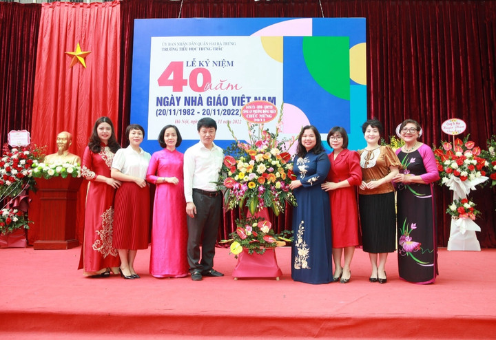 Hà Nội: Thầy trò trường Tiểu học Trưng Trắc tưng bừng đón mừng ngày 20/11 - 1