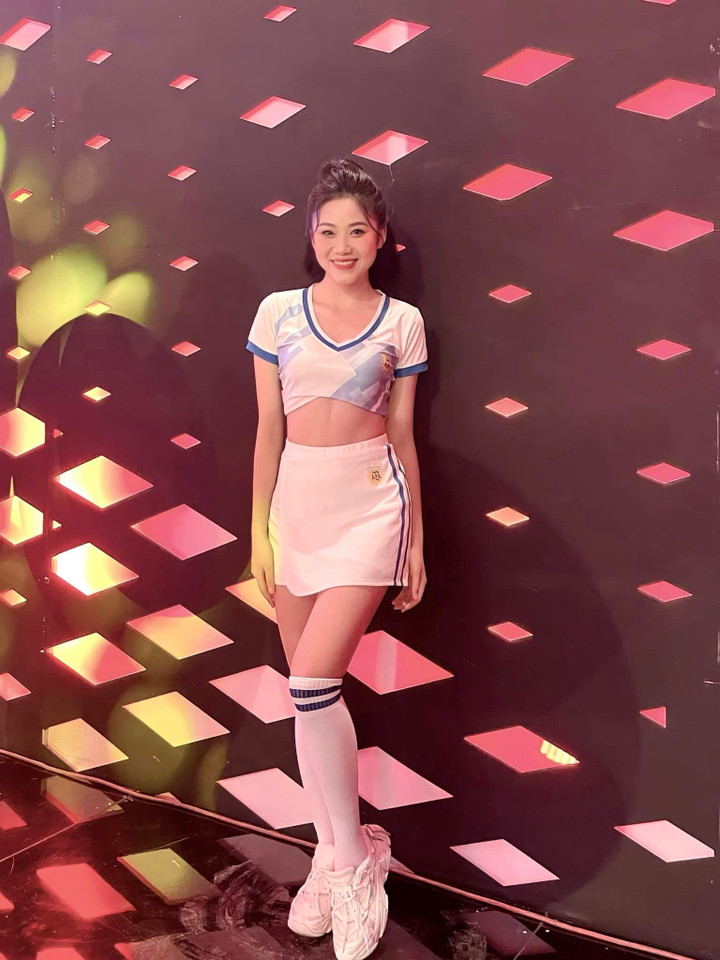 Dàn mỹ nữ Nóng cùng World Cup 2022 khoe sắc trong trang phục 32 đội tuyển - 20