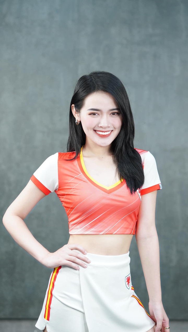 Dàn mỹ nữ Nóng cùng World Cup 2022 khoe sắc trong trang phục 32 đội tuyển - 57