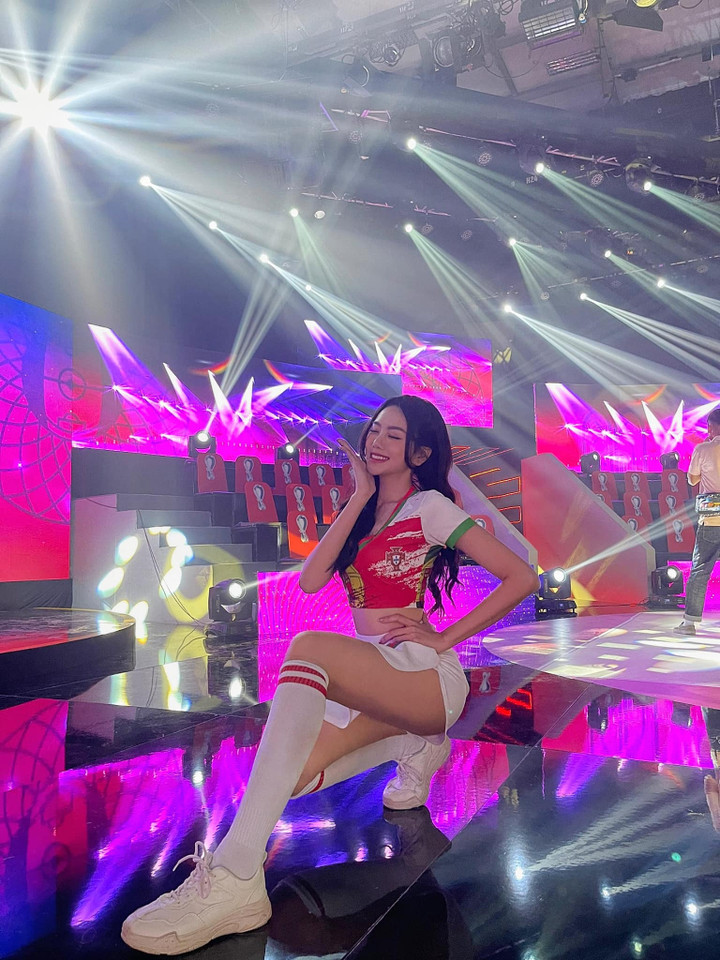 Dàn mỹ nữ Nóng cùng World Cup 2022 khoe sắc trong trang phục 32 đội tuyển - 5