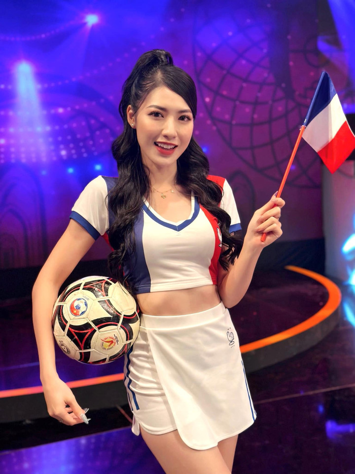 Dàn mỹ nữ Nóng cùng World Cup 2022 khoe sắc trong trang phục 32 đội tuyển - 30