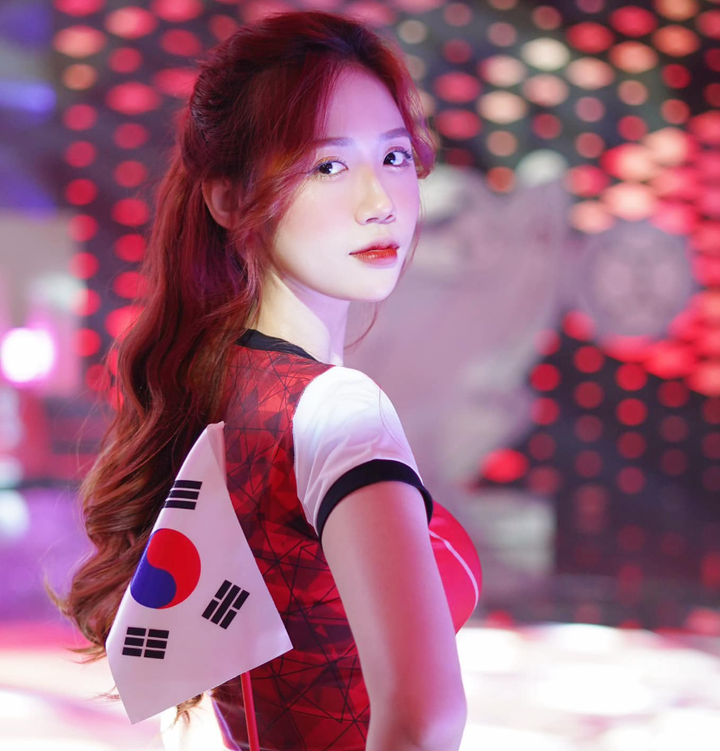 Dàn mỹ nữ Nóng cùng World Cup 2022 khoe sắc trong trang phục 32 đội tuyển - 24