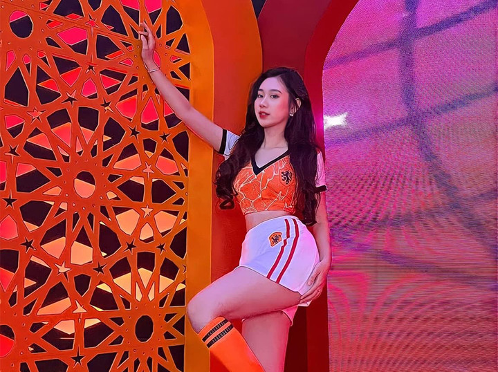 Dàn mỹ nữ Nóng cùng World Cup 2022 khoe sắc trong trang phục 32 đội tuyển - 38