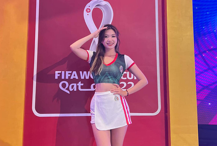 Dàn mỹ nữ Nóng cùng World Cup 2022 khoe sắc trong trang phục 32 đội tuyển - 51