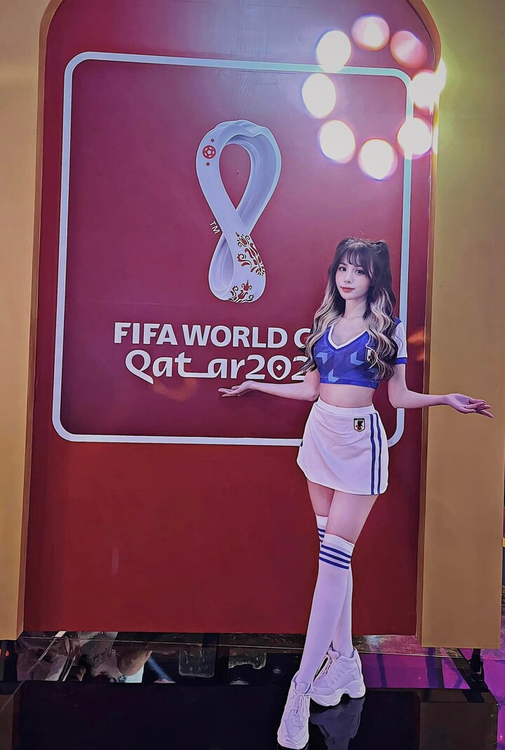 Dàn mỹ nữ Nóng cùng World Cup 2022 khoe sắc trong trang phục 32 đội tuyển - 41