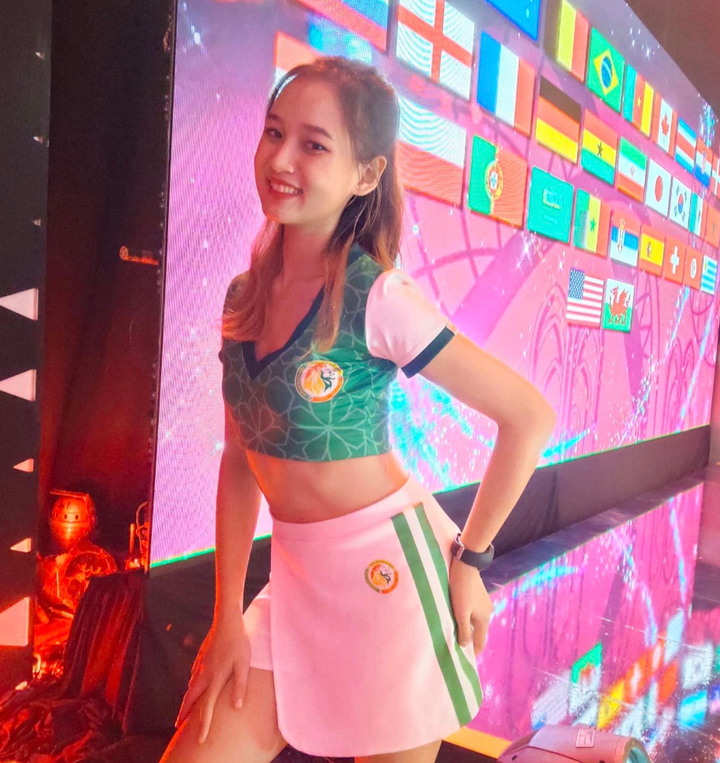 Dàn mỹ nữ Nóng cùng World Cup 2022 khoe sắc trong trang phục 32 đội tuyển - 58