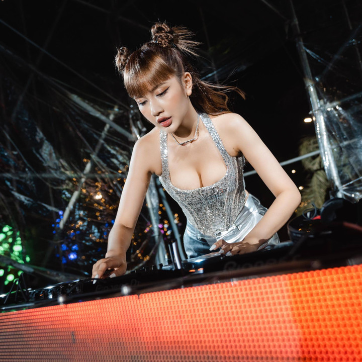 Dàn mỹ nữ Nóng cùng World Cup 2022 khoe sắc trong trang phục 32 đội tuyển - 54