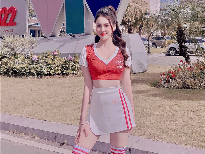 Dàn mỹ nữ Nóng cùng World Cup 2022 khoe sắc trong trang phục 32 đội tuyển - 12