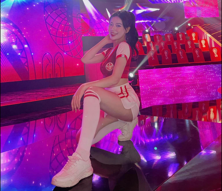 Dàn mỹ nữ Nóng cùng World Cup 2022 khoe sắc trong trang phục 32 đội tuyển - 8