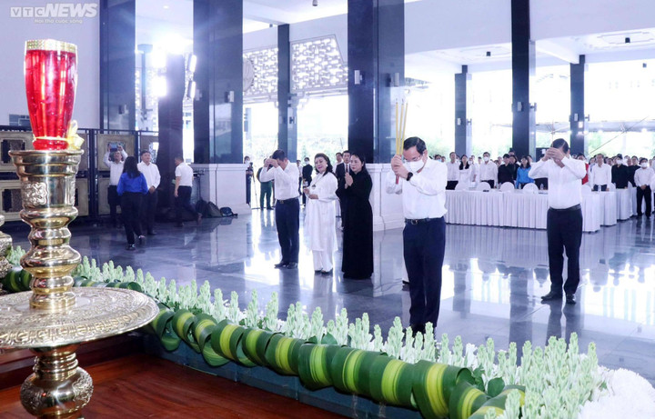 TP.HCM tưởng niệm 23.000 người qua đời vì đại dịch COVID-19 - 1