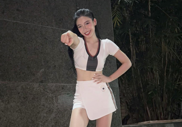 Dàn mỹ nữ Nóng cùng World Cup 2022 khoe sắc trong trang phục 32 đội tuyển - 10