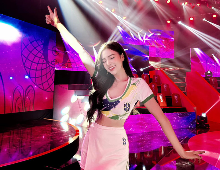 Mỹ nữ khoác áo Brazil gây sốt Nóng cùng World Cup 2022 - 1