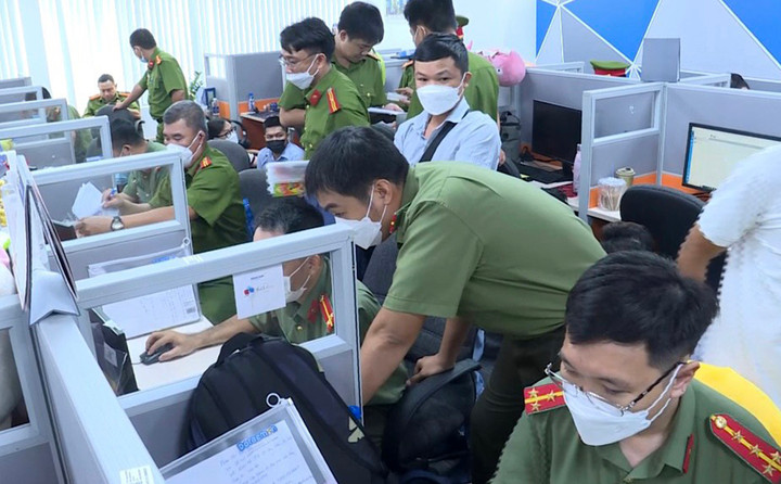 Bắt tạm giam 13 người thuộc công ty tài chính chuyên ghép ảnh nóng để đòi nợ - 2