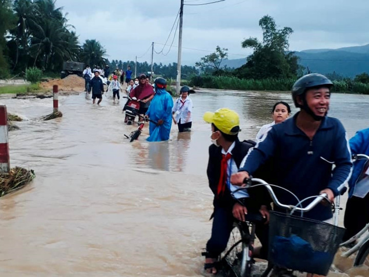 Giám đốc Sở GD&ĐT Bình Định: Trường phải cảnh báo nguy cơ học sinh bị lũ cuốn - 1