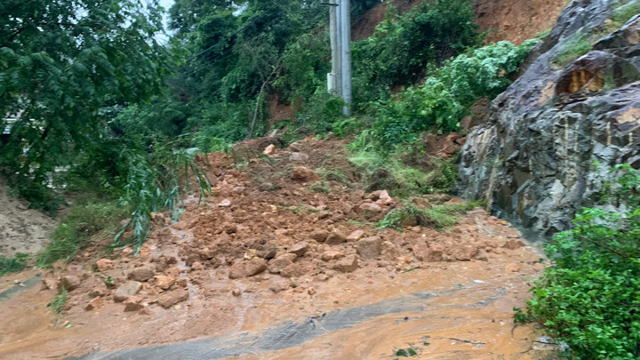 Sạt lở đường tại Quy Nhơn, nhiều hộ dân bị cô lập - 2