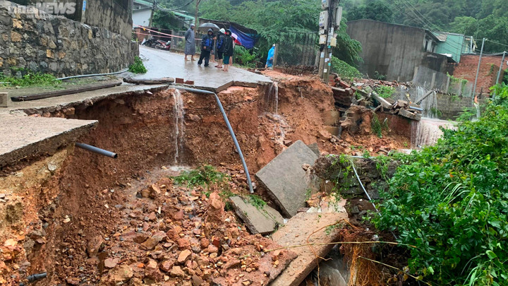 Sạt lở đường tại Quy Nhơn, nhiều hộ dân bị cô lập - 1