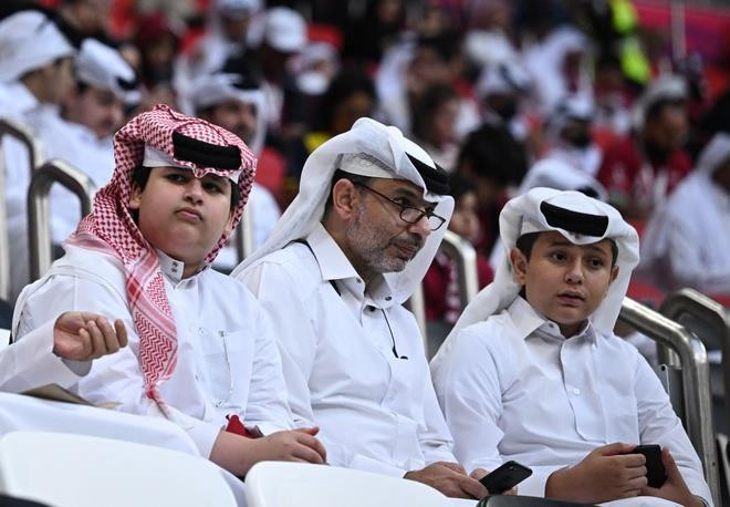 Khung cảnh hỗn loạn bên ngoài nơi khai mạc World Cup 2022 - 1