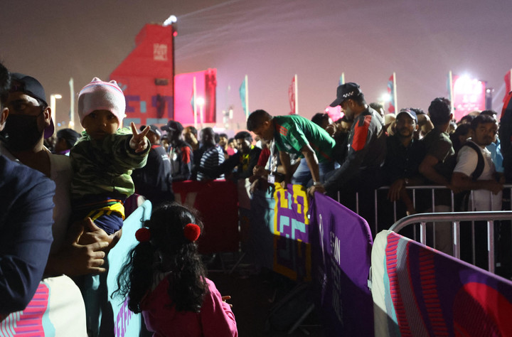 Khung cảnh hỗn loạn bên ngoài nơi khai mạc World Cup 2022 - 7