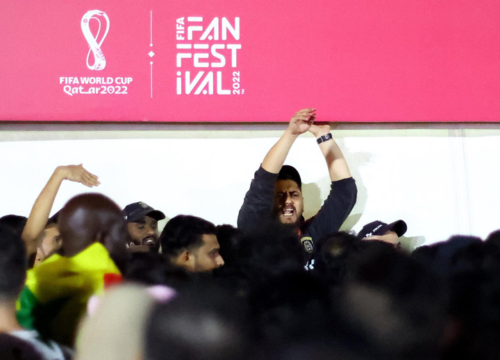 Khung cảnh hỗn loạn bên ngoài nơi khai mạc World Cup 2022 - 6