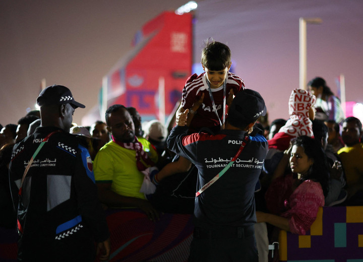 Khung cảnh hỗn loạn bên ngoài nơi khai mạc World Cup 2022 - 8