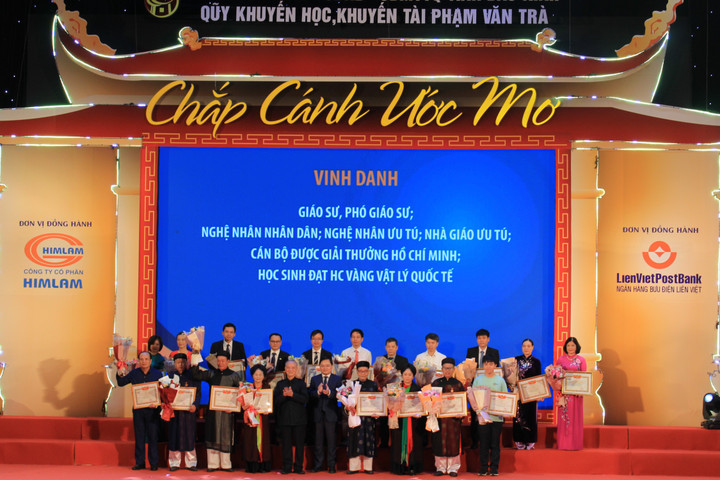 Bắc Ninh: Trao thưởng Quỹ Khuyến học, khuyến tài Phạm Văn Trà - 2