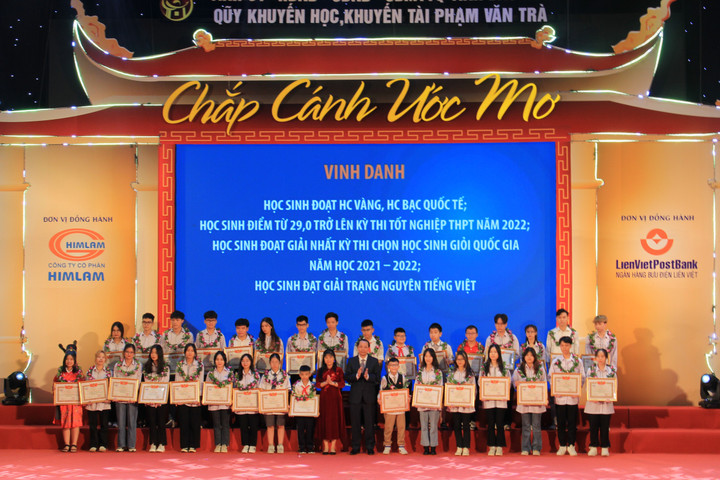 Bắc Ninh: Trao thưởng Quỹ Khuyến học, khuyến tài Phạm Văn Trà - 3