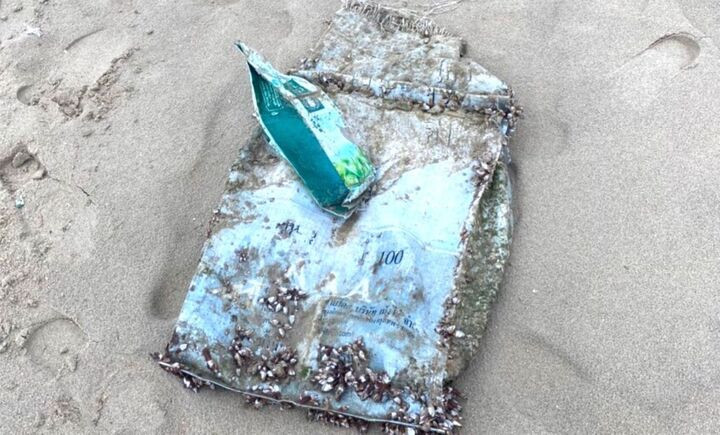 Phát hiện 2 gói nilon nghi chứa ma túy dạt vào biển Đà Nẵng - 1