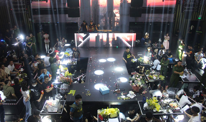 Đột kích vũ trường lớn bậc nhất Hải Phòng, tạm giữ hình sự 24 người - 1