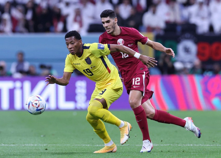 Qatar trở thành đội chủ nhà đầu tiên thua trận ra quân World Cup - 1