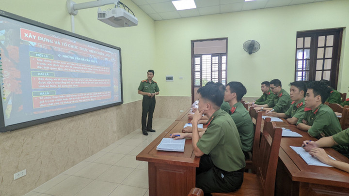 Thầy giáo trẻ ba lần được Bộ trưởng Bộ Công an tặng bằng khen - 1