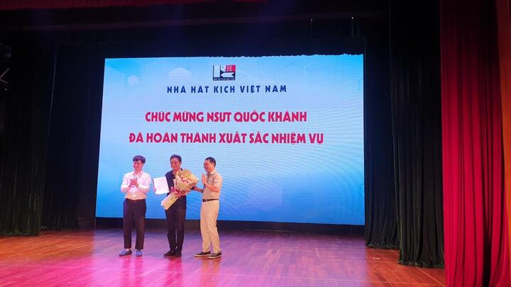 NSƯT Quốc Khánh về hưu, được đồng nghiệp chúc lấy vợ - 1