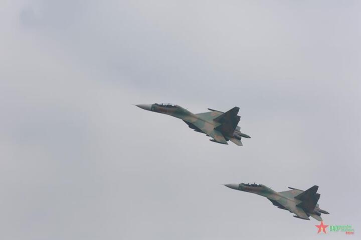 'Hổ mang chúa' Su-30MK2 hợp luyện trên bầu trời Thủ đô - 6