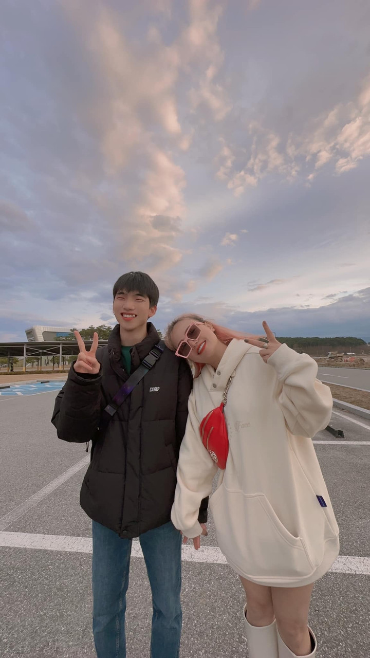 Sao Việt 23/11: Cô Xuyến 'Về nhà đi con' tay trong tay với trai trẻ - 1