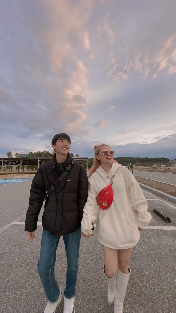 Sao Việt 23/11: Cô Xuyến 'Về nhà đi con' tay trong tay với trai trẻ - 2