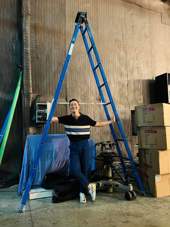 Sao Việt 23/11: Cô Xuyến 'Về nhà đi con' tay trong tay với trai trẻ - 8