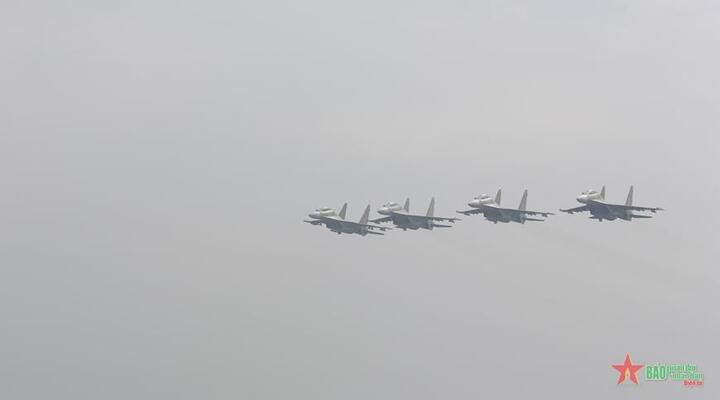 'Hổ mang chúa' Su-30MK2 hợp luyện trên bầu trời Thủ đô - 4