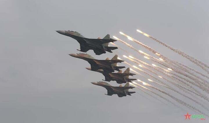 'Hổ mang chúa' Su-30MK2 hợp luyện trên bầu trời Thủ đô - 5
