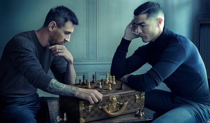 Bức ảnh Messi đánh cờ với Ronaldo và 'trò bịp' của Louis Vuitton - 1