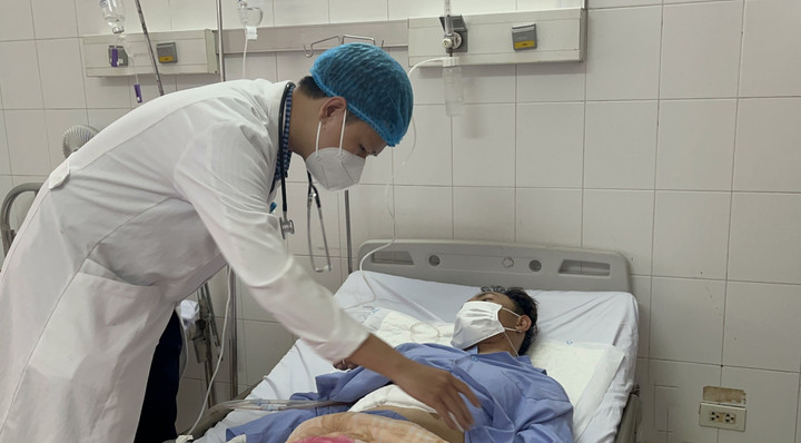 8 bác sĩ phối hợp cứu sống nam thanh niên bị thanh gỗ 30cm đâm xuyên phổi - 2