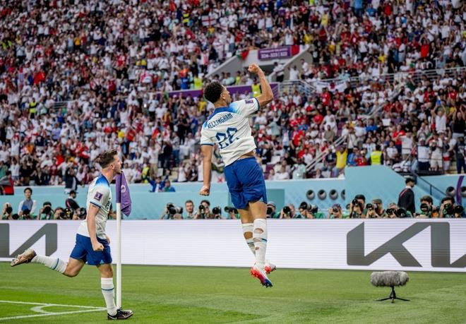 Vì sao các cầu thủ Anh mang tất thủng lỗ chỗ tại World Cup 2022? - 2